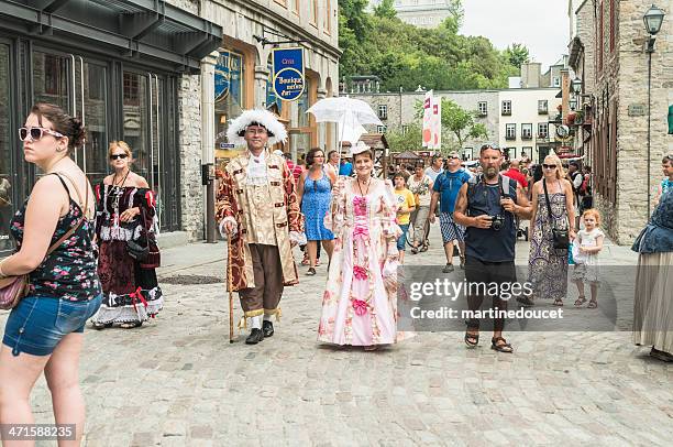 fetes de la nouvelle-france, vieux-québec. - couple de vieux stockfoto's en -beelden