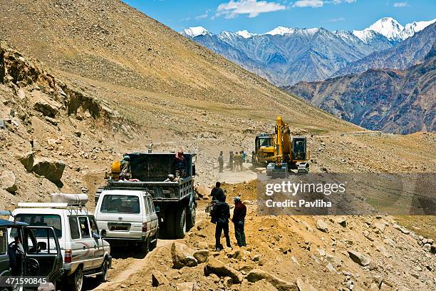 road construction in ladakh northern india - himalaya building stock pictures, royalty-free photos & images