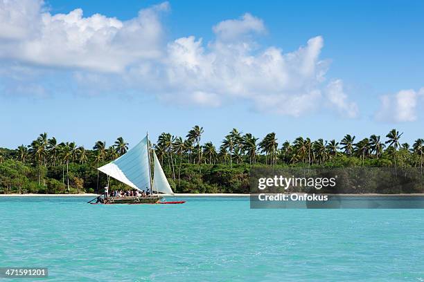 touristen-gruppe in einbaum, isle des pins, neukaledonien - neukaledonien stock-fotos und bilder