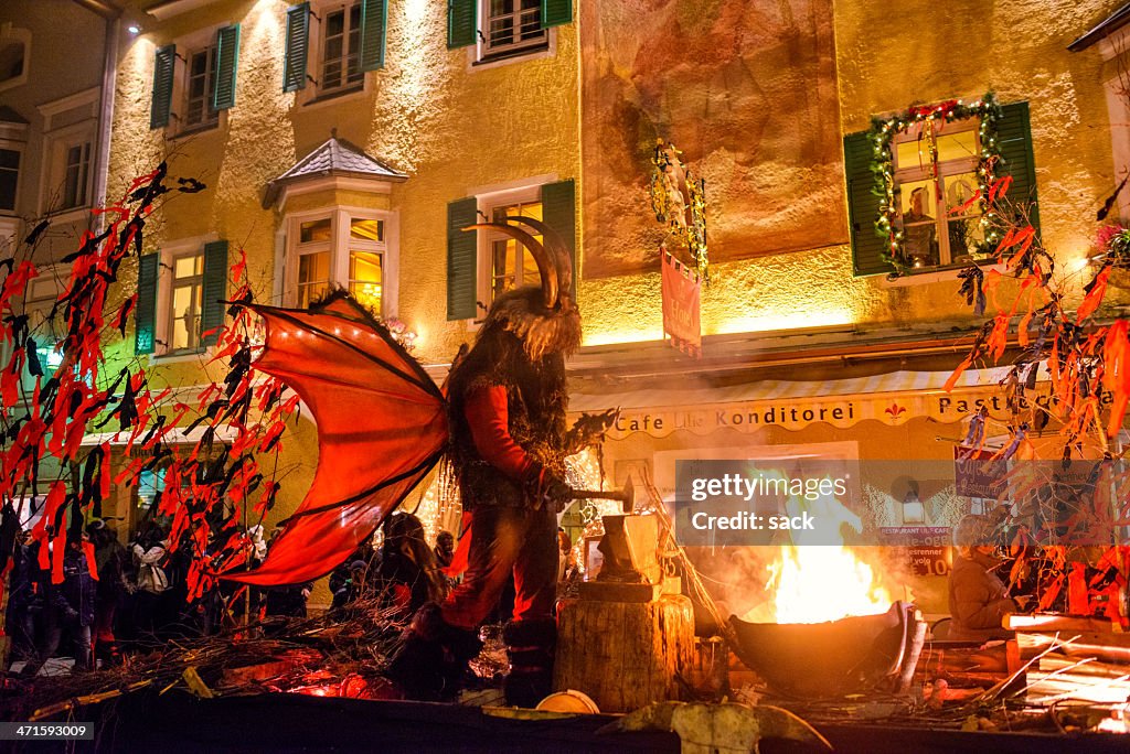 Vipiteno auf Feuer während Tuifltog (Krampus Nacht)