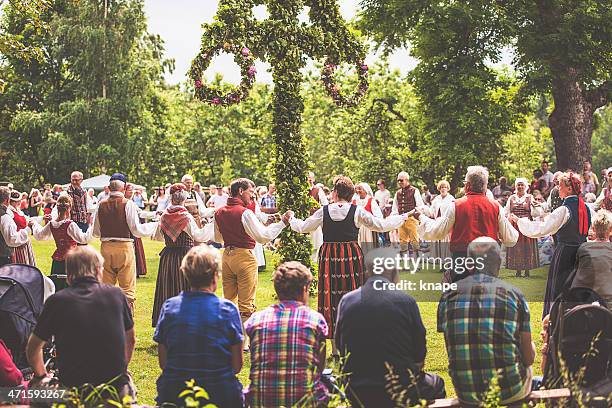 schwedische midsummer feier - midsummer sweden stock-fotos und bilder