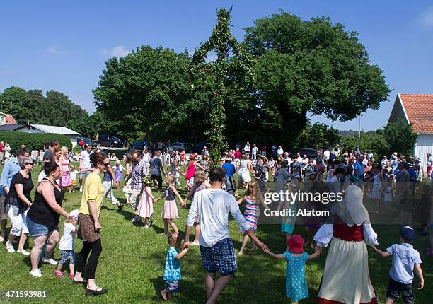 traditionelle midsummer feier in schweden - maypole stock-fotos und bilder