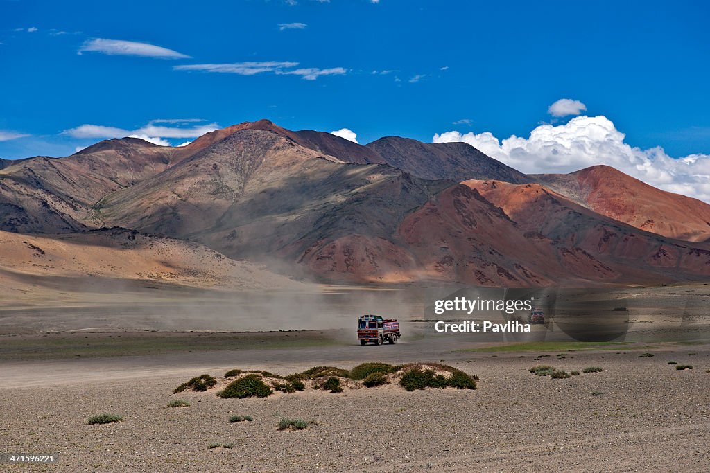 Rote Lkw liefern Fuel Zoo Manali Highway Plateau Mora Indien