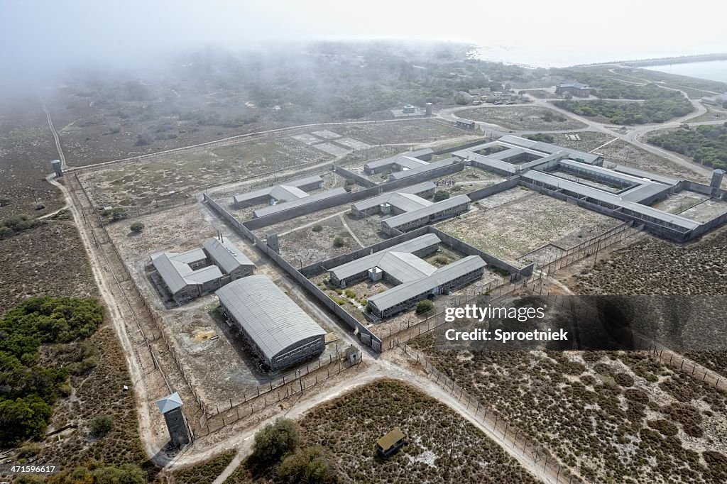 Les touristes visitant de Nelson Mandela prison de Robben Island