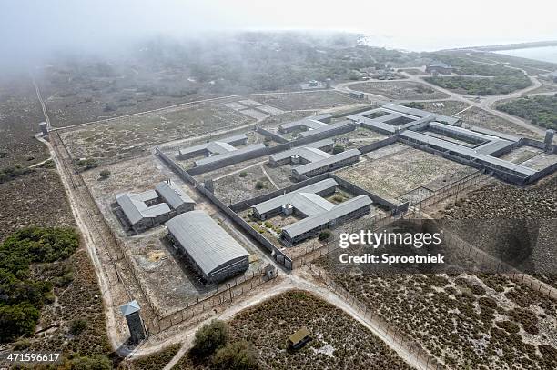 les touristes visitant de nelson mandela prison de robben island - robben island photos et images de collection