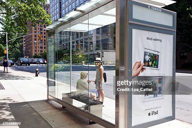 new york city - alter mensch bushaltestelle stock-fotos und bilder