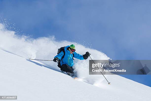 get some fresh powder - extreem skiën stockfoto's en -beelden