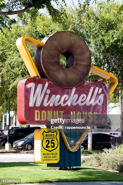 winchell de beignet house de - american donut photos et images de collection