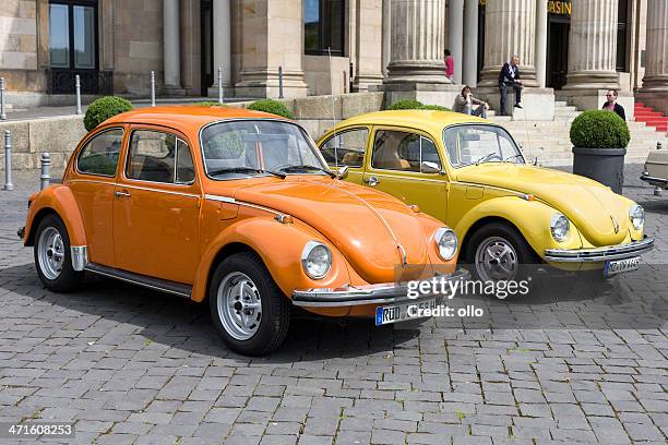 vintage volkswagen kaefer - beetle car stockfoto's en -beelden