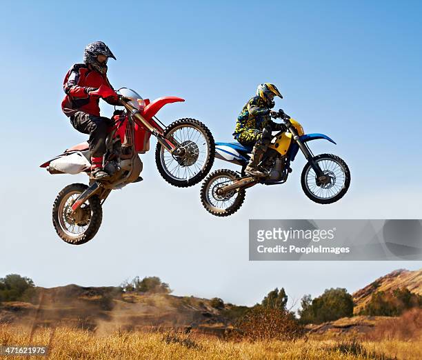 nada se compara con la emoción de una raza - motocross fotografías e imágenes de stock