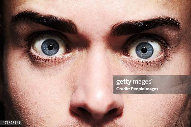 peur dans ses yeux - eye men photos et images de collection