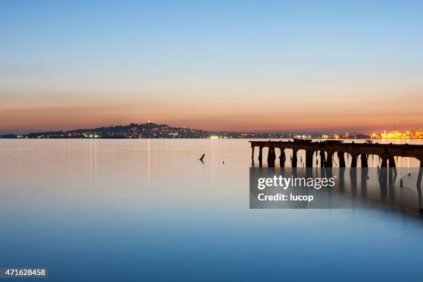 montevideo stadt harbor bucht in der abenddämmerung mit anlegestelle - uruguay stock-fotos und bilder