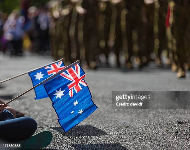 australische flags am anzac-tag - anzac day stock-fotos und bilder