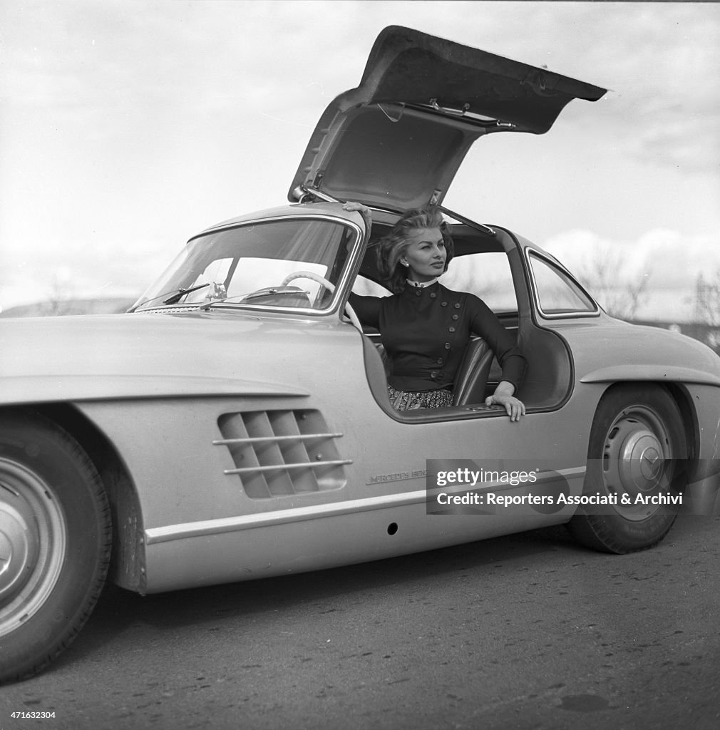 Sophia Loren in a car.