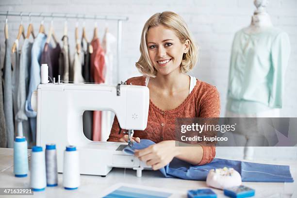 ela é a uma fantástica alfaiate - sewing machine imagens e fotografias de stock