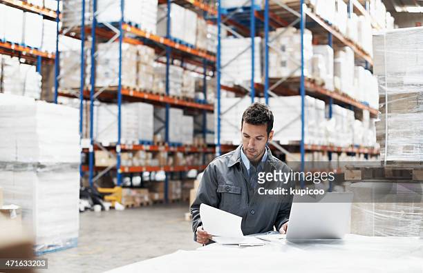 priorità delle consegne - distribution warehouse foto e immagini stock