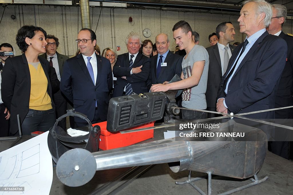 FRANCE-LABOUR-APPRENTICE-TRAINING-HOLLANDE