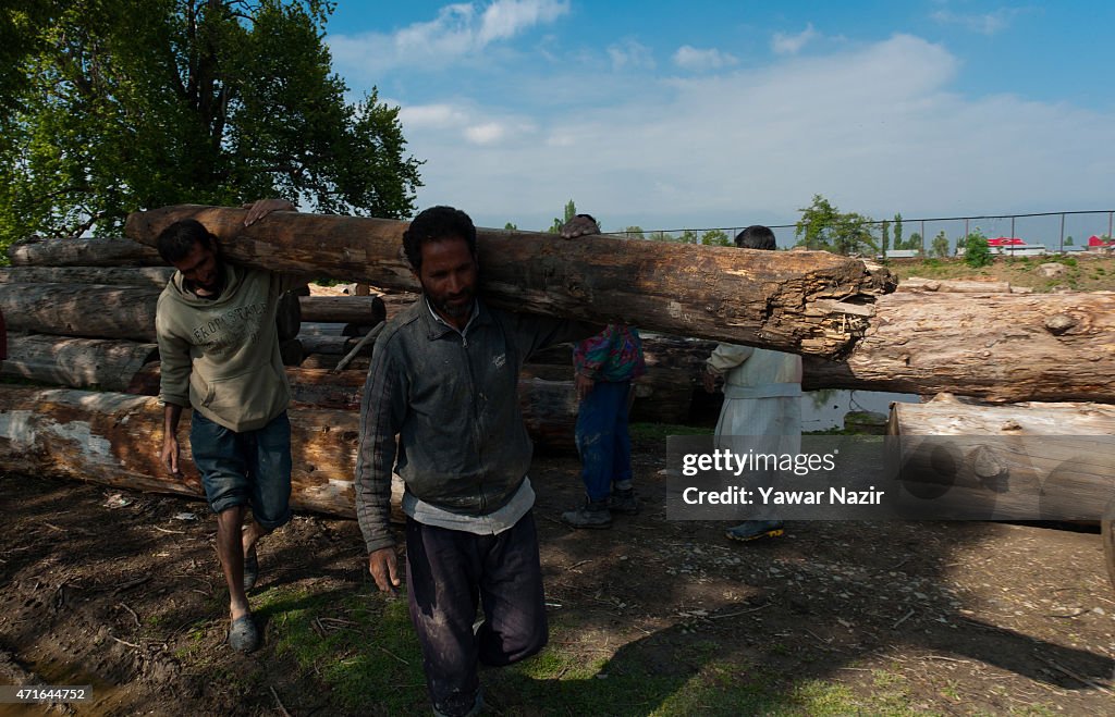 Low Pay Job For High-Risk Timber Loading In Kashmir