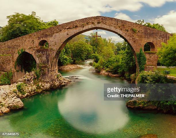 cangas de onis roman bridge - asturien stock-fotos und bilder