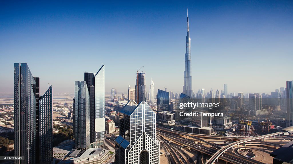 Dbuai Skyline mit Verkehr Kreuzung und Burj Khalifa