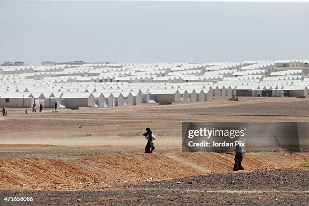 Al Razeen Camp Al Azraq Camp Photos and Premium High Res Pictures - Getty Images