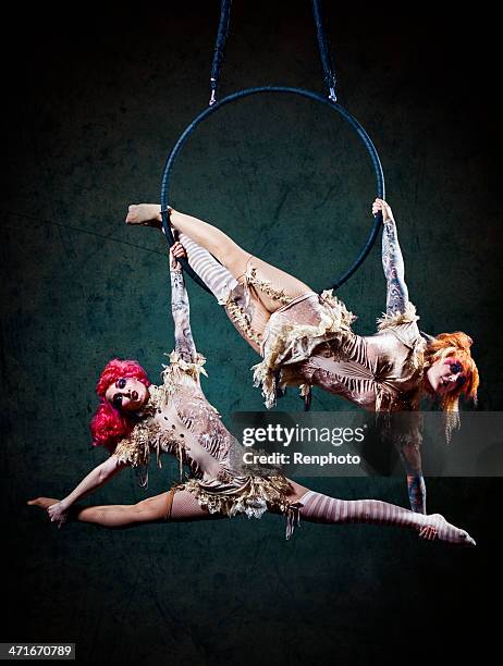 circus hoop artistas - circo fotografías e imágenes de stock
