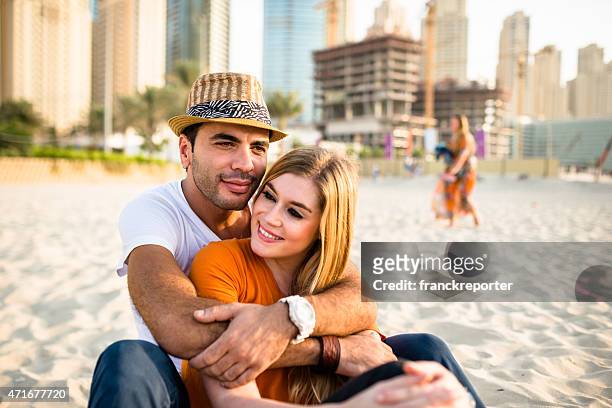 união casal na praia de dubai marina - dubai jumeirah beach imagens e fotografias de stock