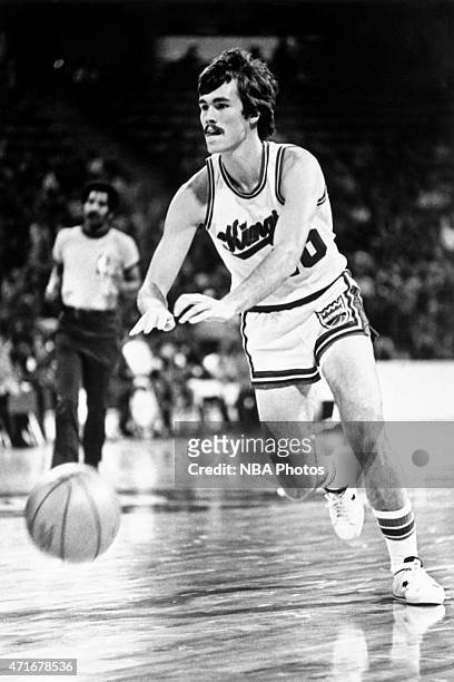 Mike D'Antoni of the Kansas City-Omaha Kings passes the ball circa 1974 at Kemper Arena in Kansas City, Mo. NOTE TO USER: User expressly acknowledges...