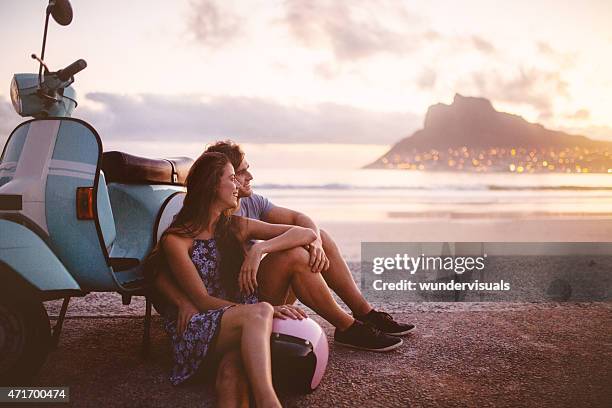 casal na praia com scooter olhando para o mar - lambreta imagens e fotografias de stock