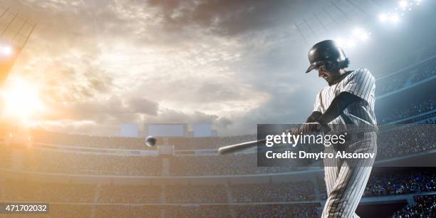 giocatore di baseball colpire un pallone in stadium - batting foto e immagini stock