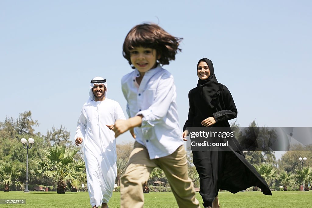 Arab familia disfruta de su tiempo libre en el parque