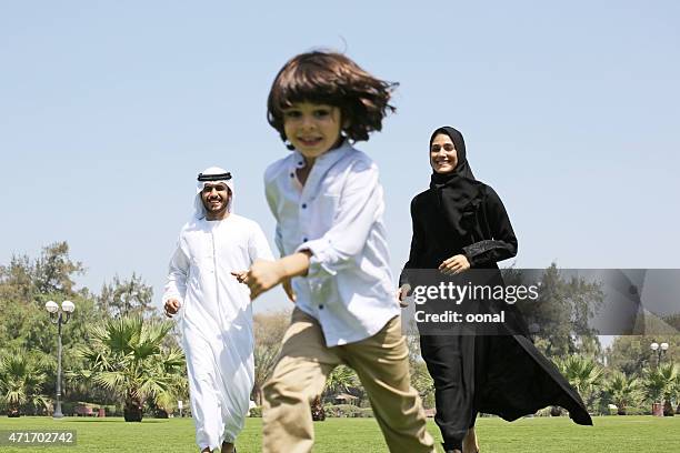 arab familia disfruta de su tiempo libre en el parque - islamic kids fotografías e imágenes de stock