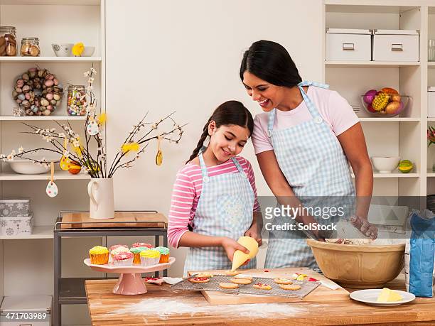 madre e hija cocinar - cupcakes girls fotografías e imágenes de stock