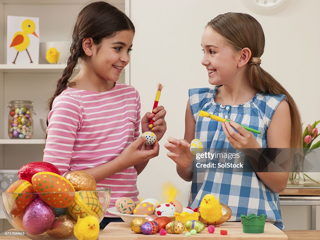 Niños pintando huevos