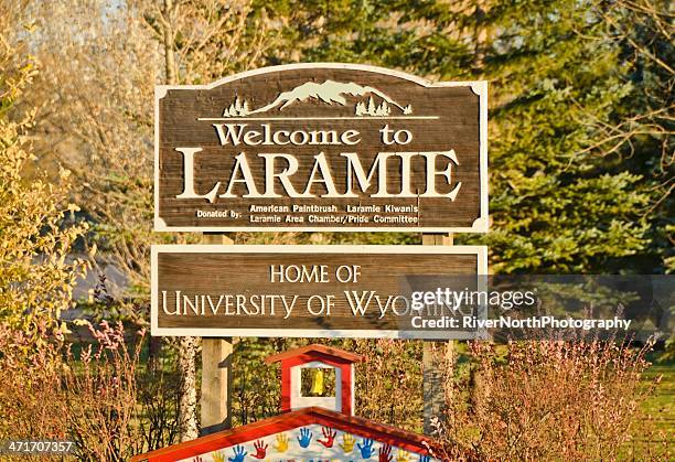 willkommen in laramie, wyoming - laramie stock-fotos und bilder