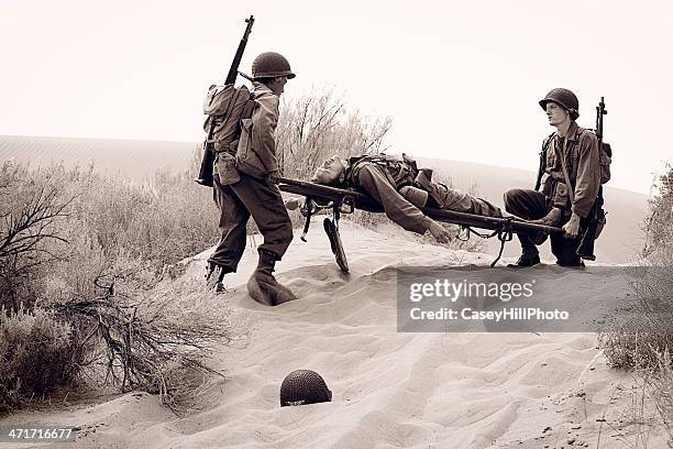 ww2 zonas de combate - injured soldier imagens e fotografias de stock