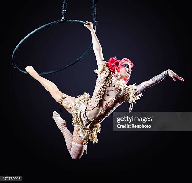 artiste de cirque hoop - performer stock photos et images de collection