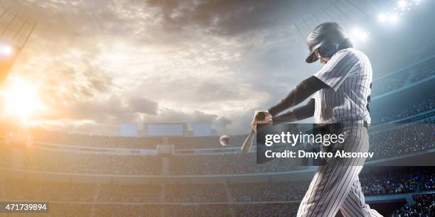giocatore di baseball colpire un pallone in stadium - battere la palla foto e immagini stock