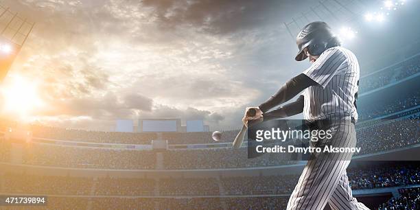 jogador de beisebol batendo uma bola no estádio - batedor imagens e fotografias de stock