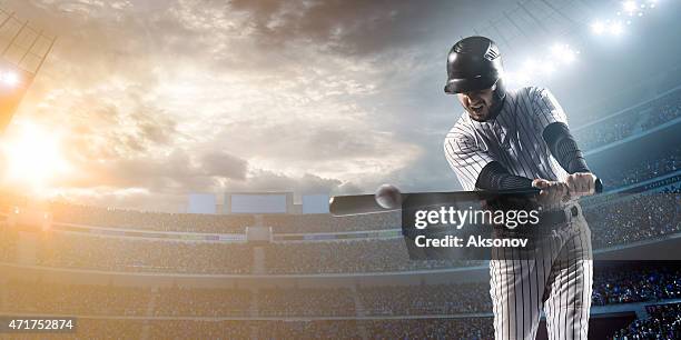 giocatore di baseball colpire un pallone in stadium - battere la palla foto e immagini stock