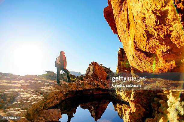 wanderer nachschlagen rocks - cederberg gebirge stock-fotos und bilder