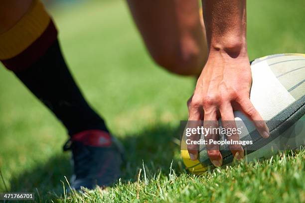 ne faire qu'un avec le ballon. - rugby tournament photos et images de collection