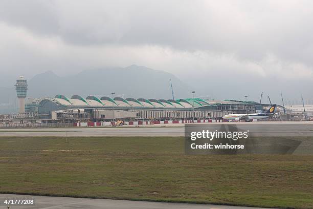 hong kong international airport midfield concourse - hong kong international airport stock pictures, royalty-free photos & images