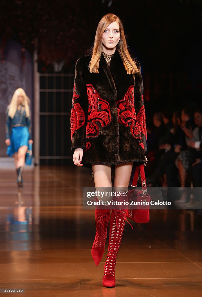 Versace - Runway - Milan Fashion Week Womenswear Autumn/Winter 2014