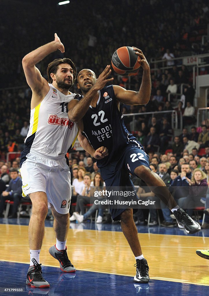 Anadolu EFES Istanbul v Fenerbahce Ulker Istanbul - Turkish Airlines Euroleague Top 16