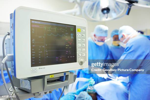 monitoring the patient's wellbeing - bewakingsapparatuur stockfoto's en -beelden