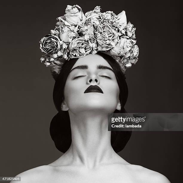 beautiful woman with wreath of flowers - black and white flowers stockfoto's en -beelden