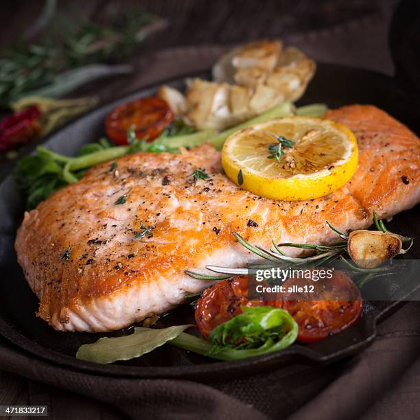 gegrillter lachs - gegrillter lachs stock-fotos und bilder