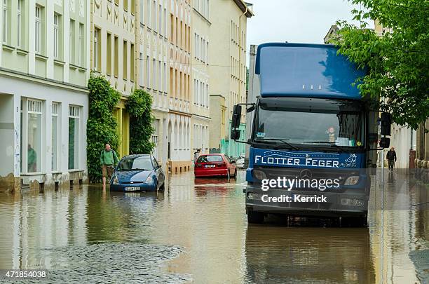 overflow auf einer straße in gera, deutschland - sintflutartiger regen stock-fotos und bilder