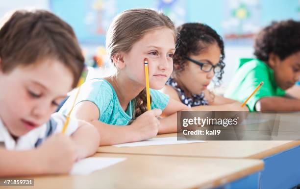 grundschule kinder schreiben in klasse - kinder schreiben stock-fotos und bilder